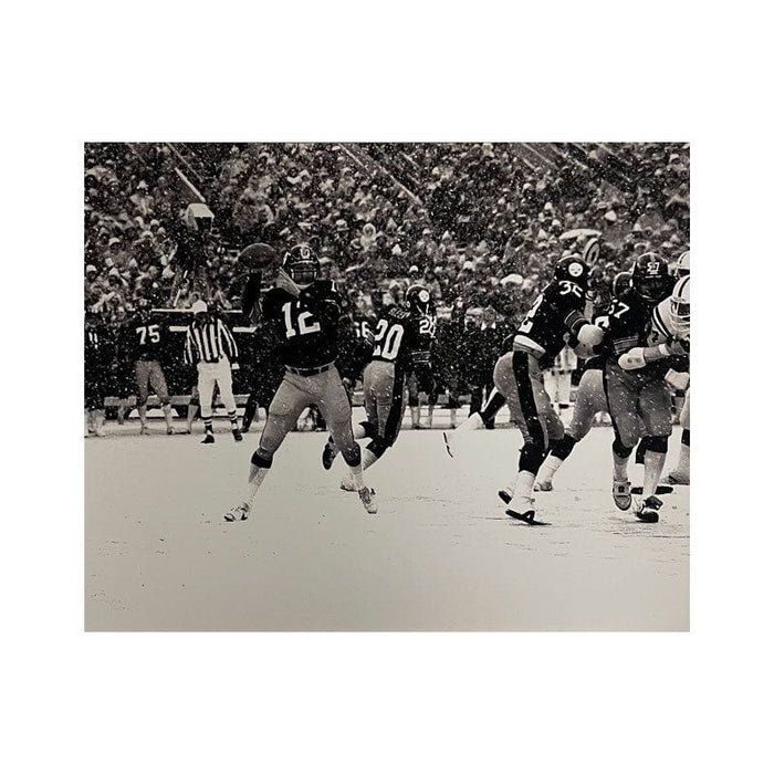 Terry Bradshaw Throwing in the Snow Unsigned B&W 8x10 Photo