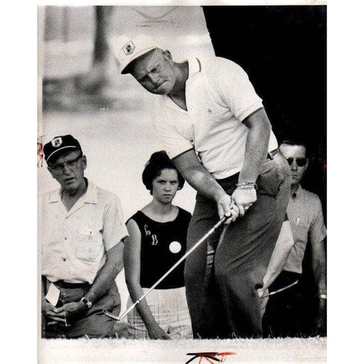 Jack Nicklaus Chipping In Front Of Crowd (Front View) Unsigned Old Time Photo