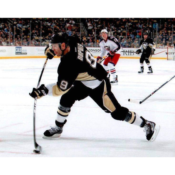 Pascal Dupuis Shooting In Black Unsigned 8X10 Photo