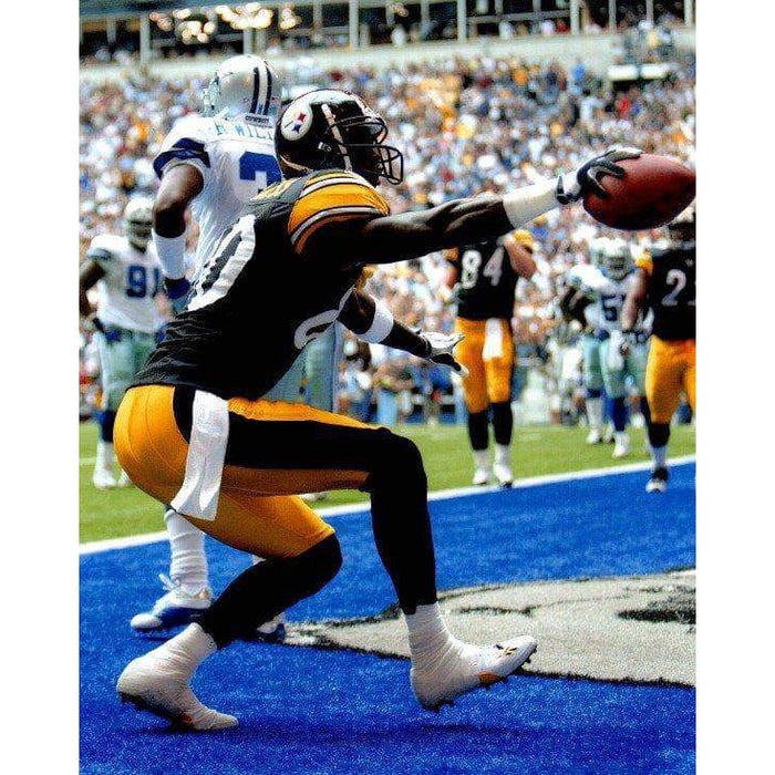 Plaxico Burress Celebrating In End Zone In Black Unsigned 8X10 Photo