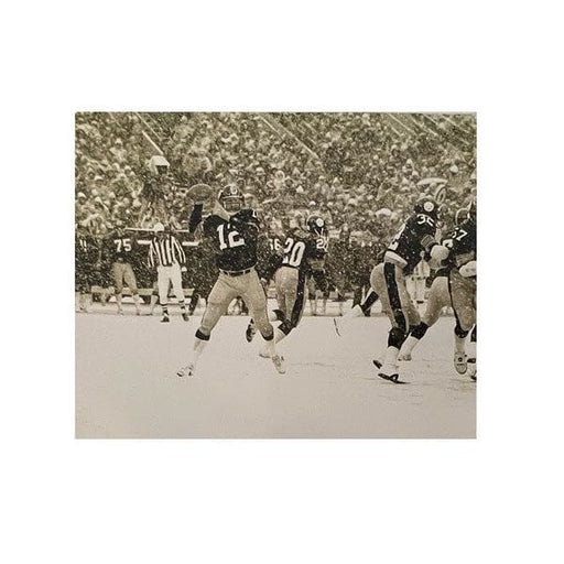 Terry Bradshaw Throwing in the Snow Unsigned B&W 16x20 Photo